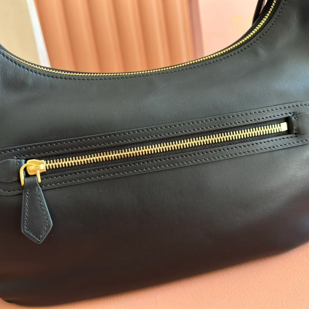p2200💋💋💋【Full set of packaging at the counter】𝗠𝗶𝘂 𝗠𝗶𝘂 𝗣𝗼𝗰𝗸𝗲𝘁Motorcycle bag This MIU pocket bag is so big that even a rich family’s daughter is carrying it! Full leather inside and out, the leather is very soft and feels super good. The Tori zipper + three-dimensional pockets are retro and can be carried in one bag under the arm to unlock two ways of carrying it. Fashionable girls, please plant this motorcycle bag! Size: 38cm long (measured including the 2 side pockets, 33cm excluding it) Style number: 5BC189 black Dimensions: length 38×width 14×height 20cm