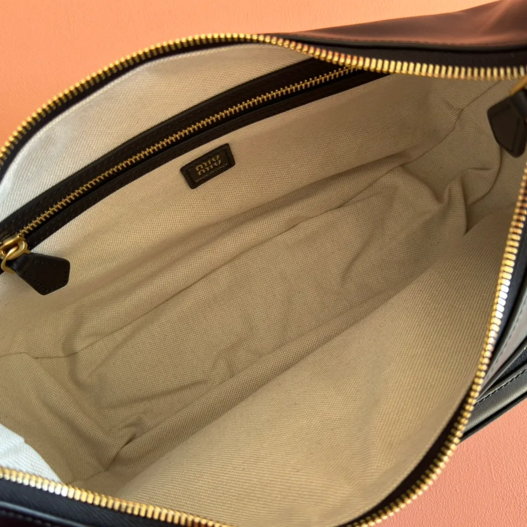 p2200💋💋💋【Full set of packaging at the counter】𝗠𝗶𝘂 𝗠𝗶𝘂 𝗣𝗼𝗰𝗸𝗲𝘁Motorcycle bag This MIU pocket bag is so big that even a rich family’s daughter is carrying it! Full leather inside and out, the leather is very soft and feels super good. The Tori zipper + three-dimensional pockets are retro and can be carried in one bag under the arm to unlock two ways of carrying it. Fashionable girls, please plant this motorcycle bag! Size: 38cm long (measured including the 2 side pockets, 33cm excluding it) Style number: 5BC189 black Dimensions: length 38×width 14×height 20cm