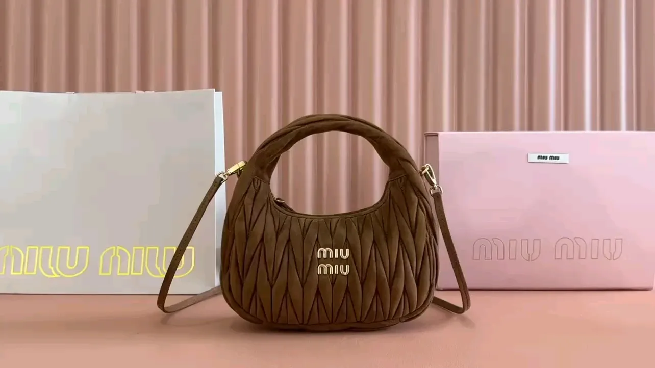 💋💋💋【Full set of packaging at the counter】5BC125MiuMiu new MiuWander suede leather handbag
