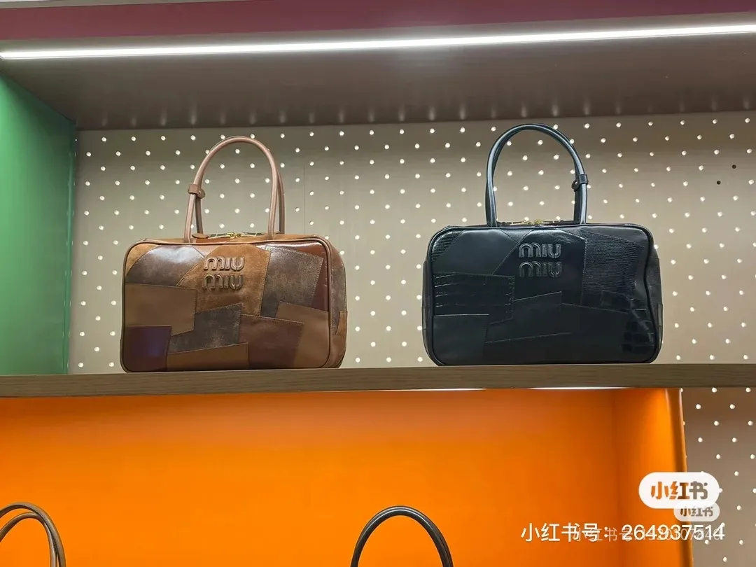 p2000. MIU's new product [Original leather with counter packaging] Beau cow leather and sheep leather handbag/shoulder bag ~ Gram color matching [New version briefcase] 5bb117 This Beau handbag is made of soft and smooth cow leather, with gold-plated hardware and other exquisite details that are particularly outstanding, and the embossed letter logo highlights the classic style. Size:W34×H23×D10cm