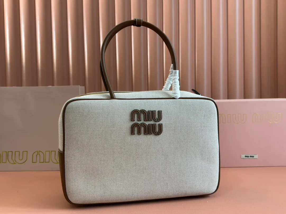 p1760. MIU new product [original leather with counter packaging] Beau cow leather handbag/shoulder bag ~ canvas with brown leather [new version briefcase] 5bb117 This Beau handbag is made of soft and smooth cow leather, with exquisite details such as gold-plated hardware and accessories, and the embossed letter logo highlights the classic style. Size:W34×H23×D10cm