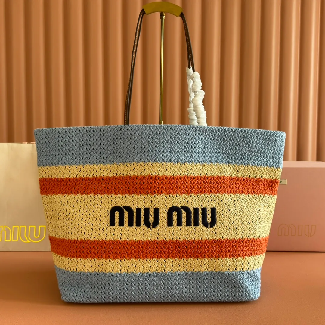 p1300💋💋💋【Full set of packaging at the counter】M Home 🍒5BG228, imported raffia straw spliced ​​cotton thread woven tote bag, the only version quality in the market, iconic Miu Miu embroidery on the front, cotton lining, ultra-light, large capacity, a must-have for travel, suitable for all seasons, super beautiful in kind, size: 40X34X16CM.