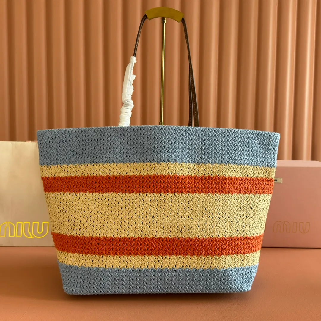 p1300💋💋💋【Full set of packaging at the counter】M Home 🍒5BG228, imported raffia straw spliced ​​cotton thread woven tote bag, the only version quality in the market, iconic Miu Miu embroidery on the front, cotton lining, ultra-light, large capacity, a must-have for travel, suitable for all seasons, super beautiful in kind, size: 40X34X16CM.