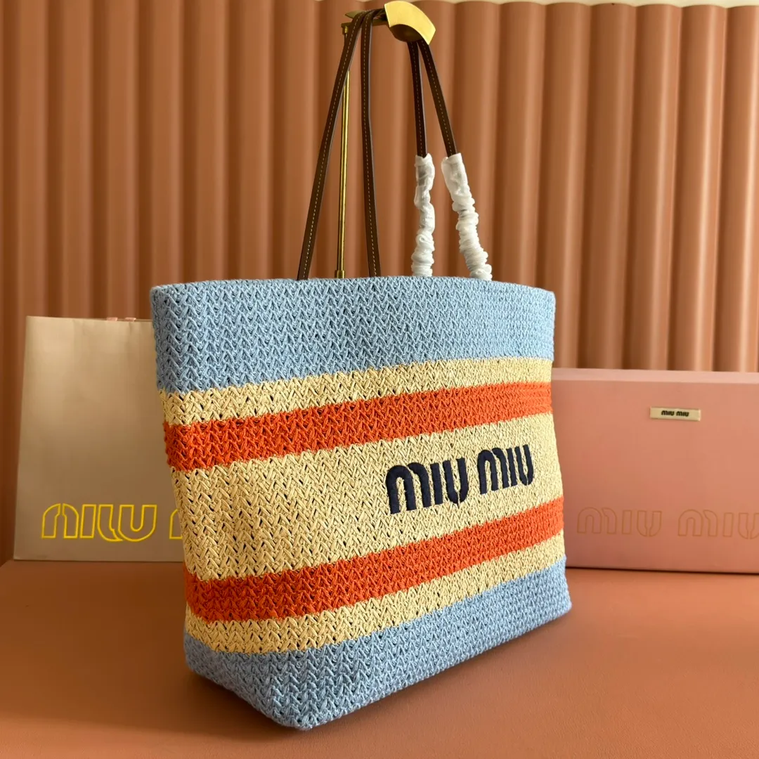 p1300💋💋💋【Full set of packaging at the counter】M Home 🍒5BG228, imported raffia straw spliced ​​cotton thread woven tote bag, the only version quality in the market, iconic Miu Miu embroidery on the front, cotton lining, ultra-light, large capacity, a must-have for travel, suitable for all seasons, super beautiful in kind, size: 40X34X16CM.