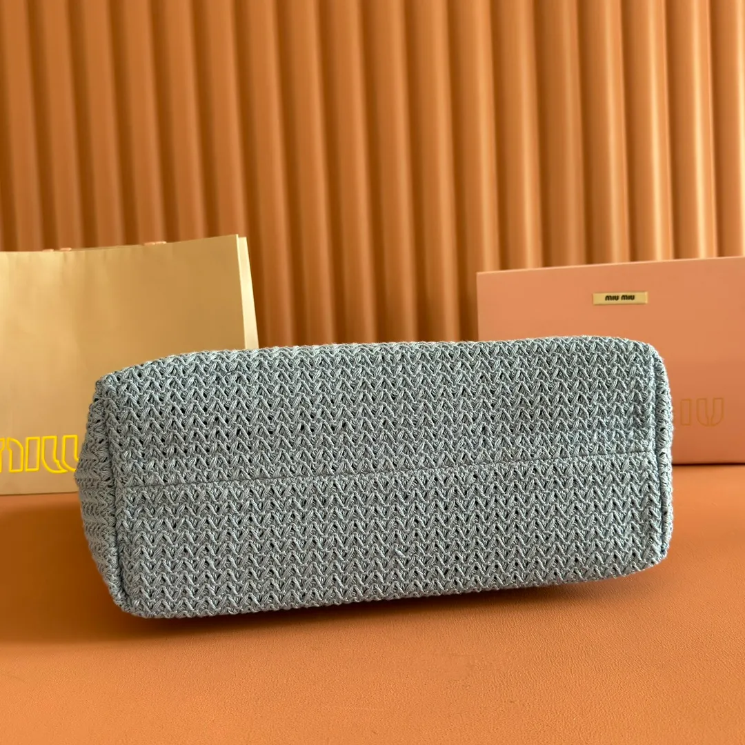 p1300💋💋💋【Full set of packaging at the counter】M Home 🍒5BG228, imported raffia straw spliced ​​cotton thread woven tote bag, the only version quality in the market, iconic Miu Miu embroidery on the front, cotton lining, ultra-light, large capacity, a must-have for travel, suitable for all seasons, super beautiful in kind, size: 40X34X16CM.