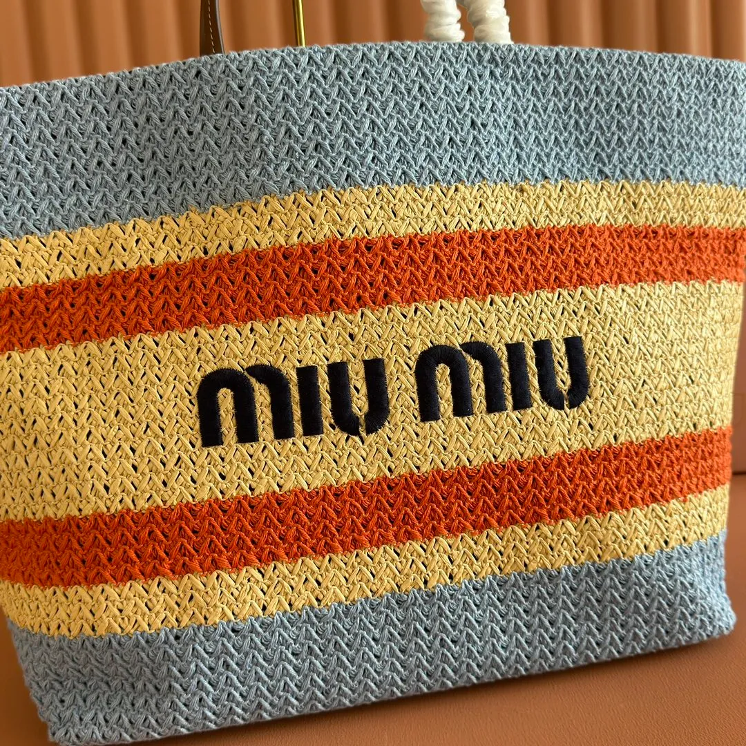 p1300💋💋💋【Full set of packaging at the counter】M Home 🍒5BG228, imported raffia straw spliced ​​cotton thread woven tote bag, the only version quality in the market, iconic Miu Miu embroidery on the front, cotton lining, ultra-light, large capacity, a must-have for travel, suitable for all seasons, super beautiful in kind, size: 40X34X16CM.