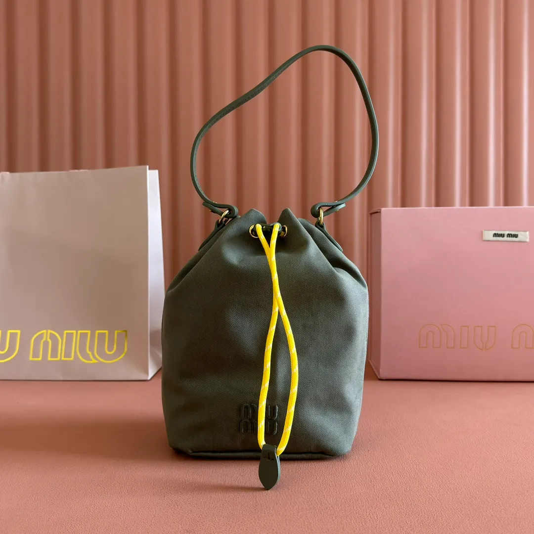 p960💋💋💋 [Configured with full package at the counter] 5NR038, new canvas bucket bag, made of twill waterproof canvas fabric, high-end and practical texture, iconic embroidered micro-label on the front, unique colorful woven drawstring at the bag mouth, the absolute best value for money, can be carried by hand or under the armpit, and you can also wear it with a shoulder strap according to your personal preference, casual and versatile, forged lining, ultra-light, excellent capacity Dimensions: 16 X22.5 X10.5 cm