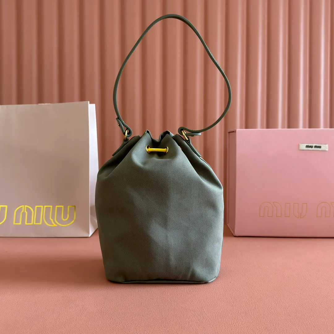 p960💋💋💋 [Configured with full package at the counter] 5NR038, new canvas bucket bag, made of twill waterproof canvas fabric, high-end and practical texture, iconic embroidered micro-label on the front, unique colorful woven drawstring at the bag mouth, the absolute best value for money, can be carried by hand or under the armpit, and you can also wear it with a shoulder strap according to your personal preference, casual and versatile, forged lining, ultra-light, excellent capacity Dimensions: 16 X22.5 X10.5 cm