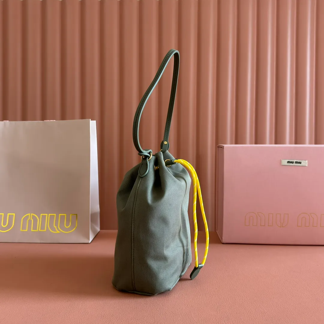 p960💋💋💋 [Configured with full package at the counter] 5NR038, new canvas bucket bag, made of twill waterproof canvas fabric, high-end and practical texture, iconic embroidered micro-label on the front, unique colorful woven drawstring at the bag mouth, the absolute best value for money, can be carried by hand or under the armpit, and you can also wear it with a shoulder strap according to your personal preference, casual and versatile, forged lining, ultra-light, excellent capacity Dimensions: 16 X22.5 X10.5 cm