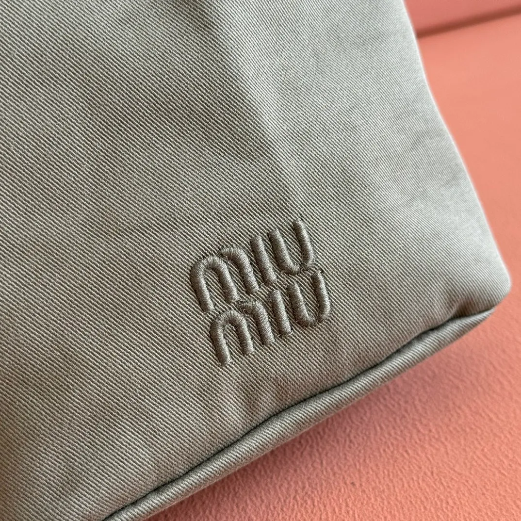 p960💋💋💋 [Configured with full package at the counter] 5NR038, new canvas bucket bag, made of twill waterproof canvas fabric, high-end and practical texture, iconic embroidered micro-label on the front, unique colorful woven drawstring at the bag mouth, the absolute best value for money, can be carried by hand or under the armpit, and you can also wear it with a shoulder strap according to your personal preference, casual and versatile, forged lining, ultra-light, excellent capacity Dimensions: 16 X22.5 X10.5 cm