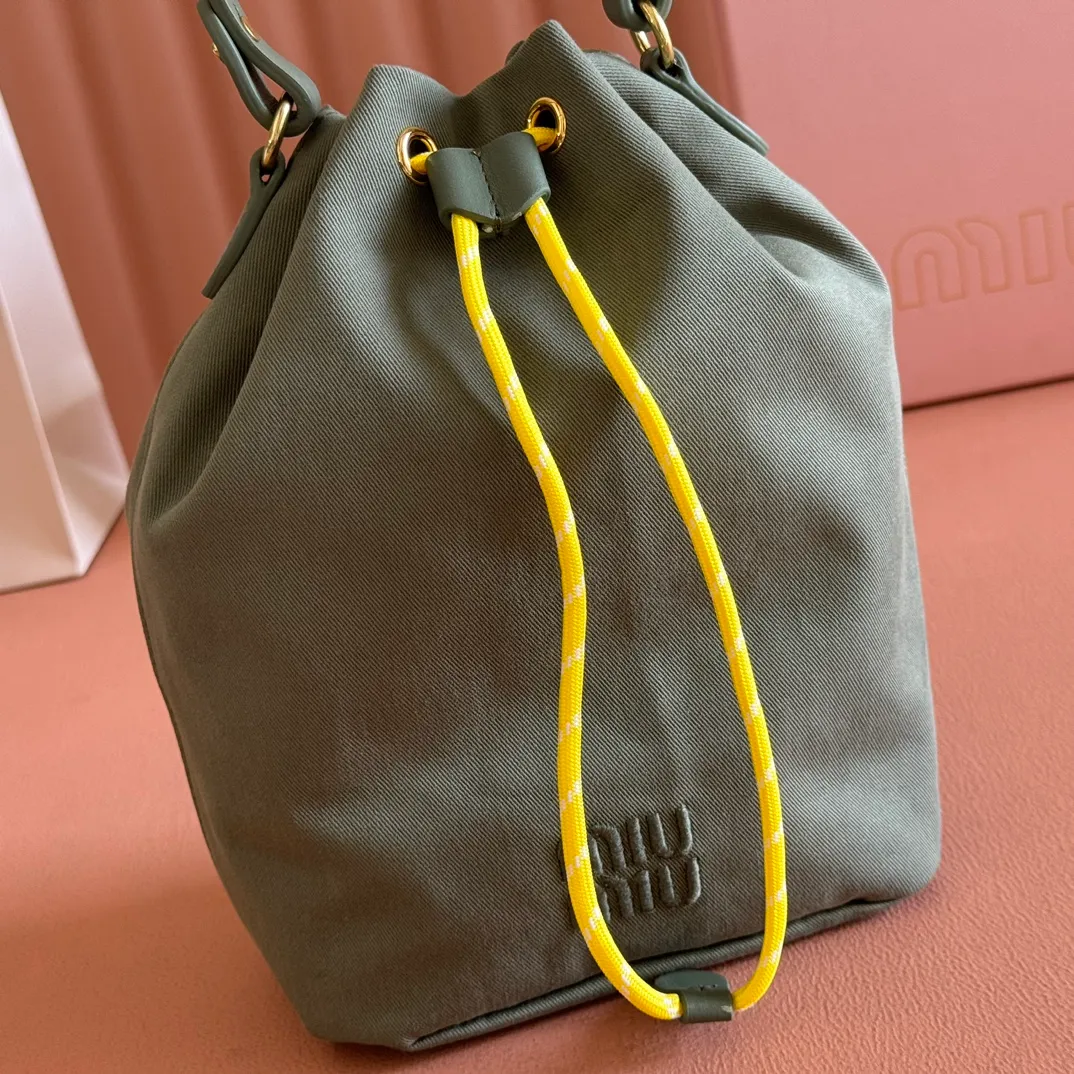 p960💋💋💋 [Configured with full package at the counter] 5NR038, new canvas bucket bag, made of twill waterproof canvas fabric, high-end and practical texture, iconic embroidered micro-label on the front, unique colorful woven drawstring at the bag mouth, the absolute best value for money, can be carried by hand or under the armpit, and you can also wear it with a shoulder strap according to your personal preference, casual and versatile, forged lining, ultra-light, excellent capacity Dimensions: 16 X22.5 X10.5 cm