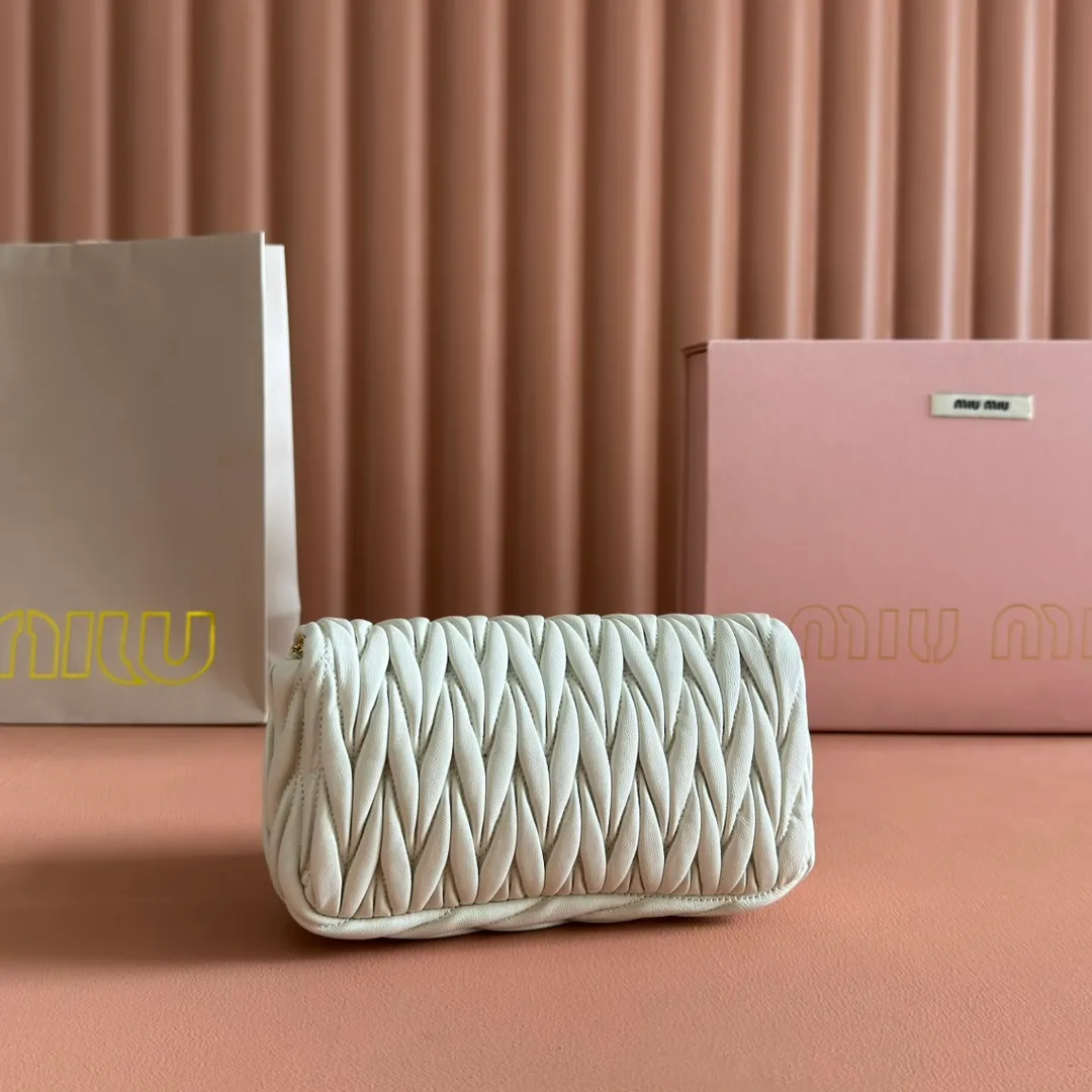 p1400💋💋💋【Equipped with full package of original leather at the counter】Miaojia 5bp172 MIU MI new chain bag, top imported lambskin, brand classic iconic Matelasse texture embroidery, new design detachable long metal chain shoulder strap, flip-top suction buckle closure, a card slot compartment inside, satin lining, can be held in hand or crossbody, size 18 X9.5 X 4 c