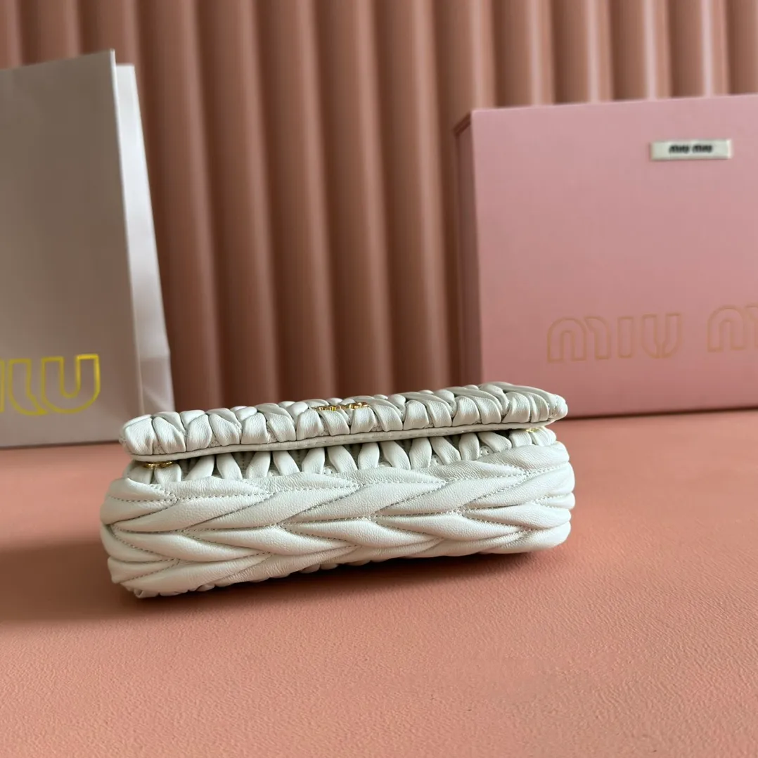 p1400💋💋💋【Equipped with full package of original leather at the counter】Miaojia 5bp172 MIU MI new chain bag, top imported lambskin, brand classic iconic Matelasse texture embroidery, new design detachable long metal chain shoulder strap, flip-top suction buckle closure, a card slot compartment inside, satin lining, can be held in hand or crossbody, size 18 X9.5 X 4 c