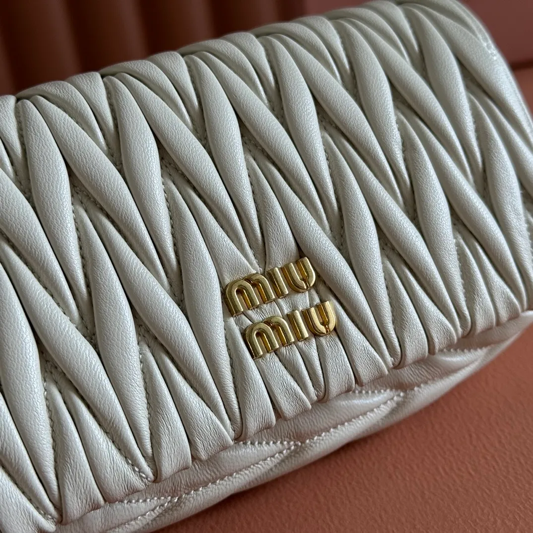 p1400💋💋💋【Equipped with full package of original leather at the counter】Miaojia 5bp172 MIU MI new chain bag, top imported lambskin, brand classic iconic Matelasse texture embroidery, new design detachable long metal chain shoulder strap, flip-top suction buckle closure, a card slot compartment inside, satin lining, can be held in hand or crossbody, size 18 X9.5 X 4 c