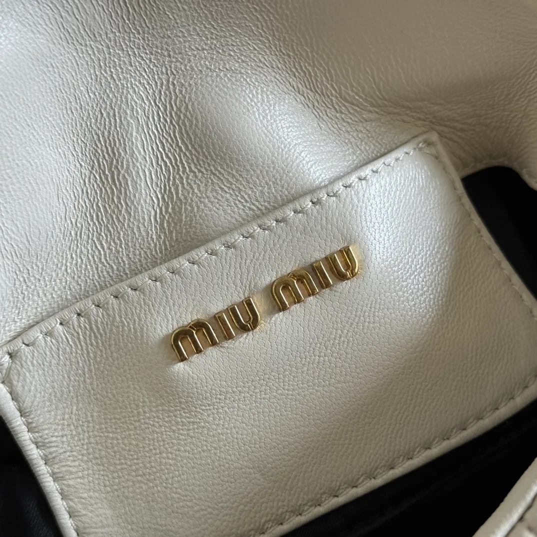 p1400💋💋💋【Equipped with full package of original leather at the counter】Miaojia 5bp172 MIU MI new chain bag, top imported lambskin, brand classic iconic Matelasse texture embroidery, new design detachable long metal chain shoulder strap, flip-top suction buckle closure, a card slot compartment inside, satin lining, can be held in hand or crossbody, size 18 X9.5 X 4 c