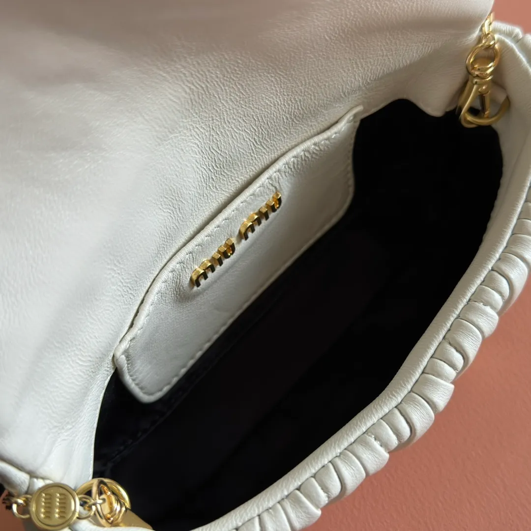 p1400💋💋💋【Equipped with full package of original leather at the counter】Miaojia 5bp172 MIU MI new chain bag, top imported lambskin, brand classic iconic Matelasse texture embroidery, new design detachable long metal chain shoulder strap, flip-top suction buckle closure, a card slot compartment inside, satin lining, can be held in hand or crossbody, size 18 X9.5 X 4 c