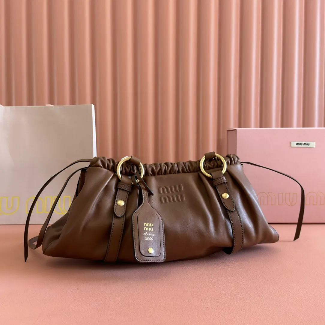 p2000💋💋💋【Premium Hardware Original Leather】Joke Nappa Sheep Leather Handbag/Shoulder Bag~Brown The new Joie is made of Nappa sheep leather and decorated with exquisite pendants and letter logos to increase brand recognition. Size: W44×H16×D10.5cm Number: _5BG289