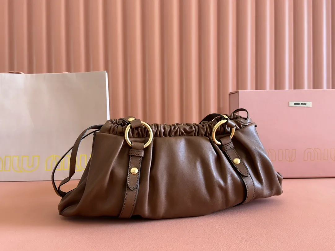 p2000💋💋💋【Premium Hardware Original Leather】Joke Nappa Sheep Leather Handbag/Shoulder Bag~Brown The new Joie is made of Nappa sheep leather and decorated with exquisite pendants and letter logos to increase brand recognition. Size: W44×H16×D10.5cm Number: _5BG289