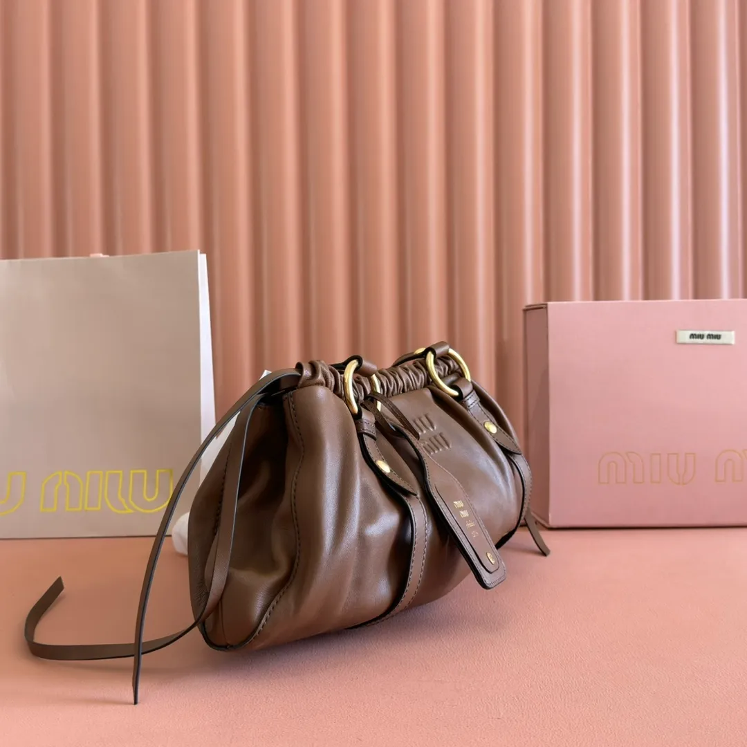 p2000💋💋💋【Premium Hardware Original Leather】Joke Nappa Sheep Leather Handbag/Shoulder Bag~Brown The new Joie is made of Nappa sheep leather and decorated with exquisite pendants and letter logos to increase brand recognition. Size: W44×H16×D10.5cm Number: _5BG289