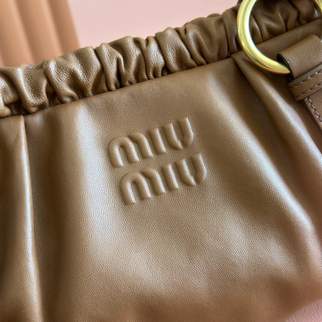 p2000💋💋💋【Premium Hardware Original Leather】Joke Nappa Sheep Leather Handbag/Shoulder Bag~Brown The new Joie is made of Nappa sheep leather and decorated with exquisite pendants and letter logos to increase brand recognition. Size: W44×H16×D10.5cm Number: _5BG289