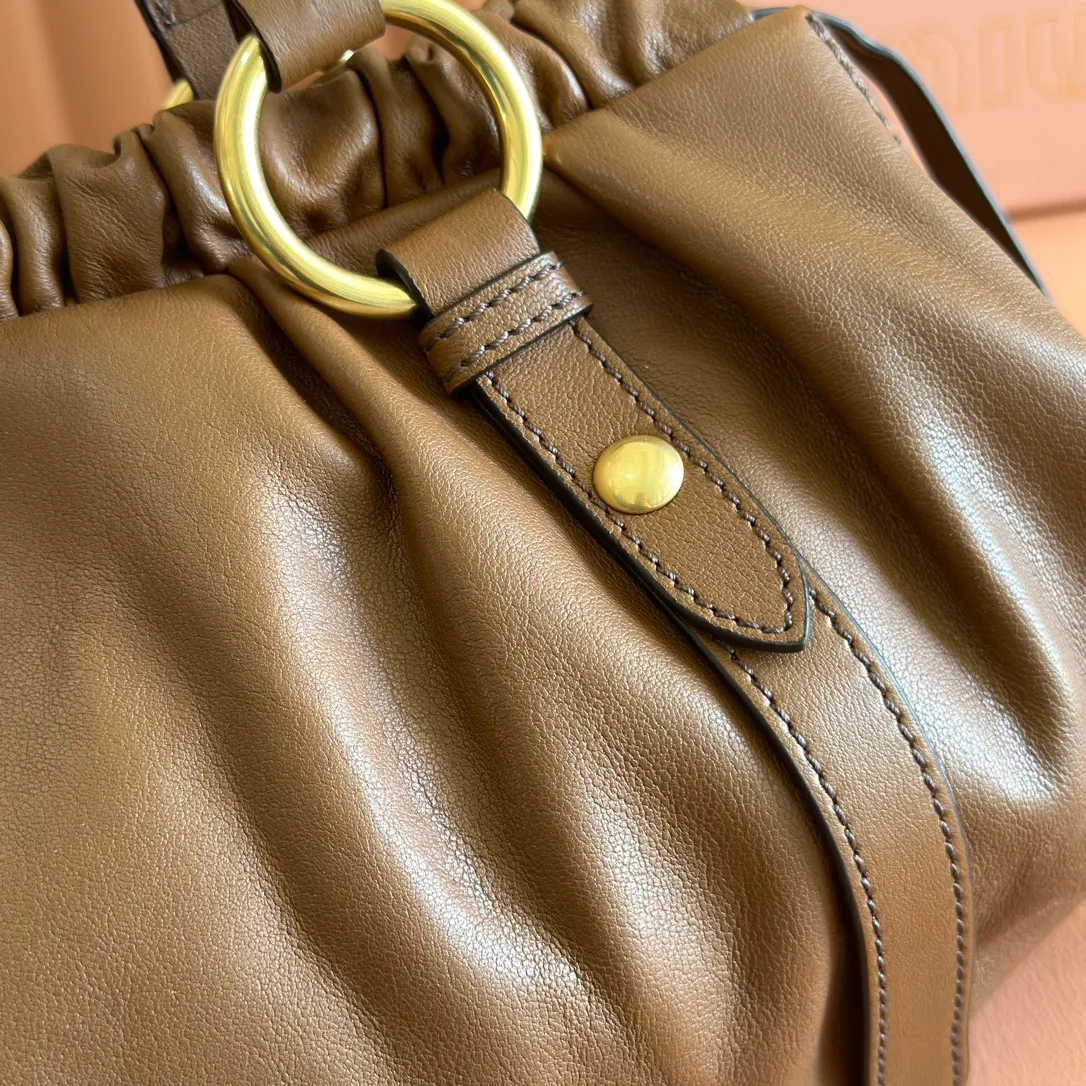p2000💋💋💋【Premium Hardware Original Leather】Joke Nappa Sheep Leather Handbag/Shoulder Bag~Brown The new Joie is made of Nappa sheep leather and decorated with exquisite pendants and letter logos to increase brand recognition. Size: W44×H16×D10.5cm Number: _5BG289