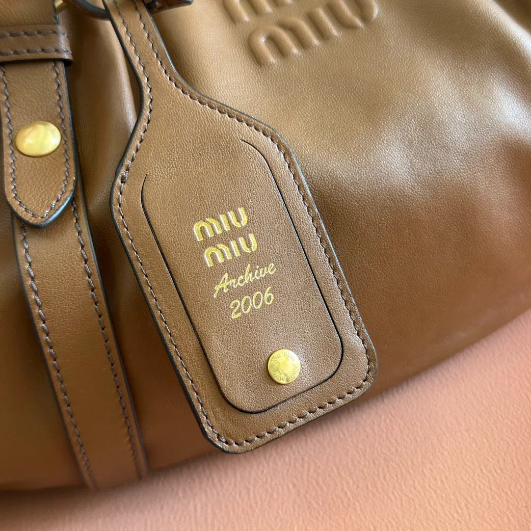 p2000💋💋💋【Premium Hardware Original Leather】Joke Nappa Sheep Leather Handbag/Shoulder Bag~Brown The new Joie is made of Nappa sheep leather and decorated with exquisite pendants and letter logos to increase brand recognition. Size: W44×H16×D10.5cm Number: _5BG289