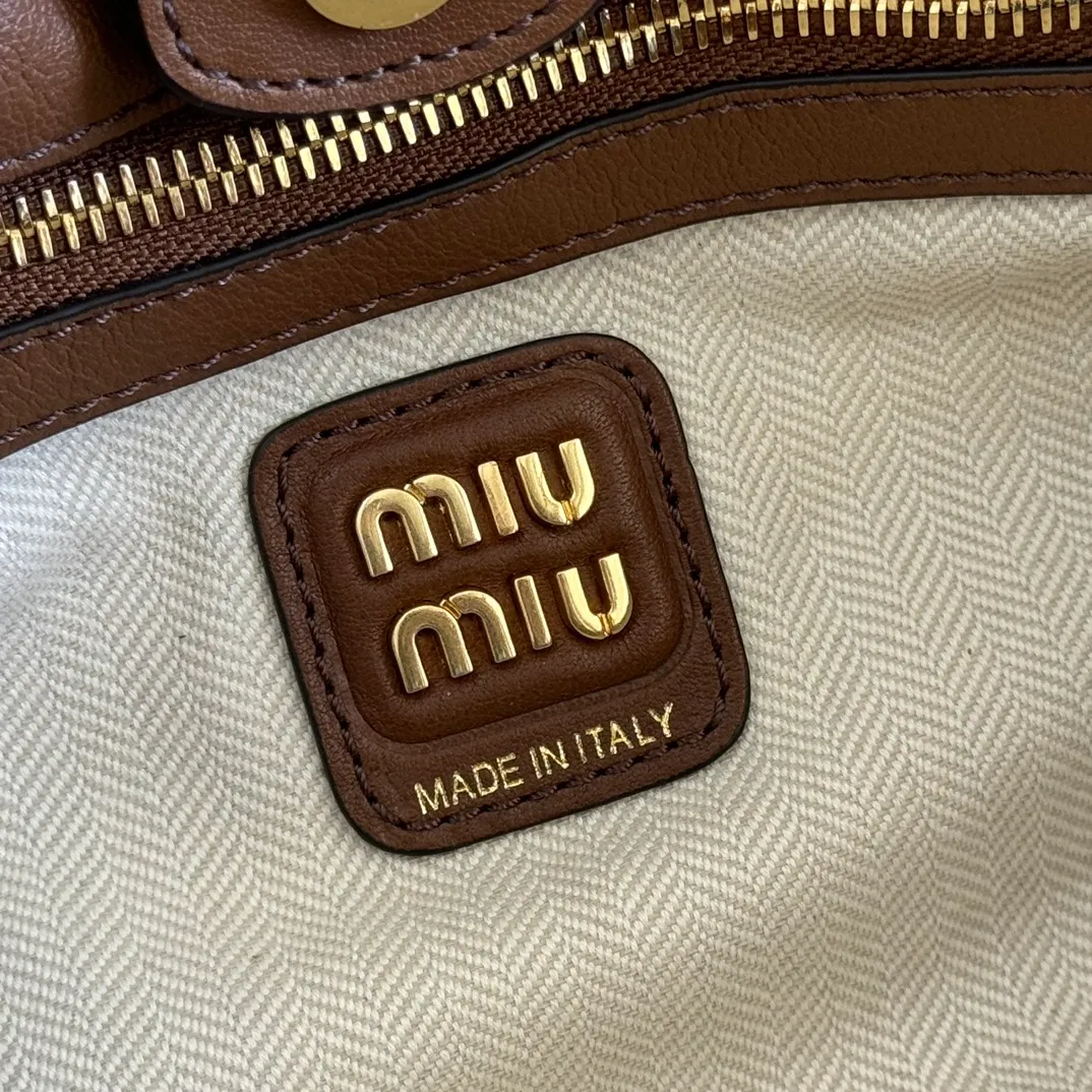 p2000💋💋💋【Premium Hardware Original Leather】Joke Nappa Sheep Leather Handbag/Shoulder Bag~Brown The new Joie is made of Nappa sheep leather and decorated with exquisite pendants and letter logos to increase brand recognition. Size: W44×H16×D10.5cm Number: _5BG289