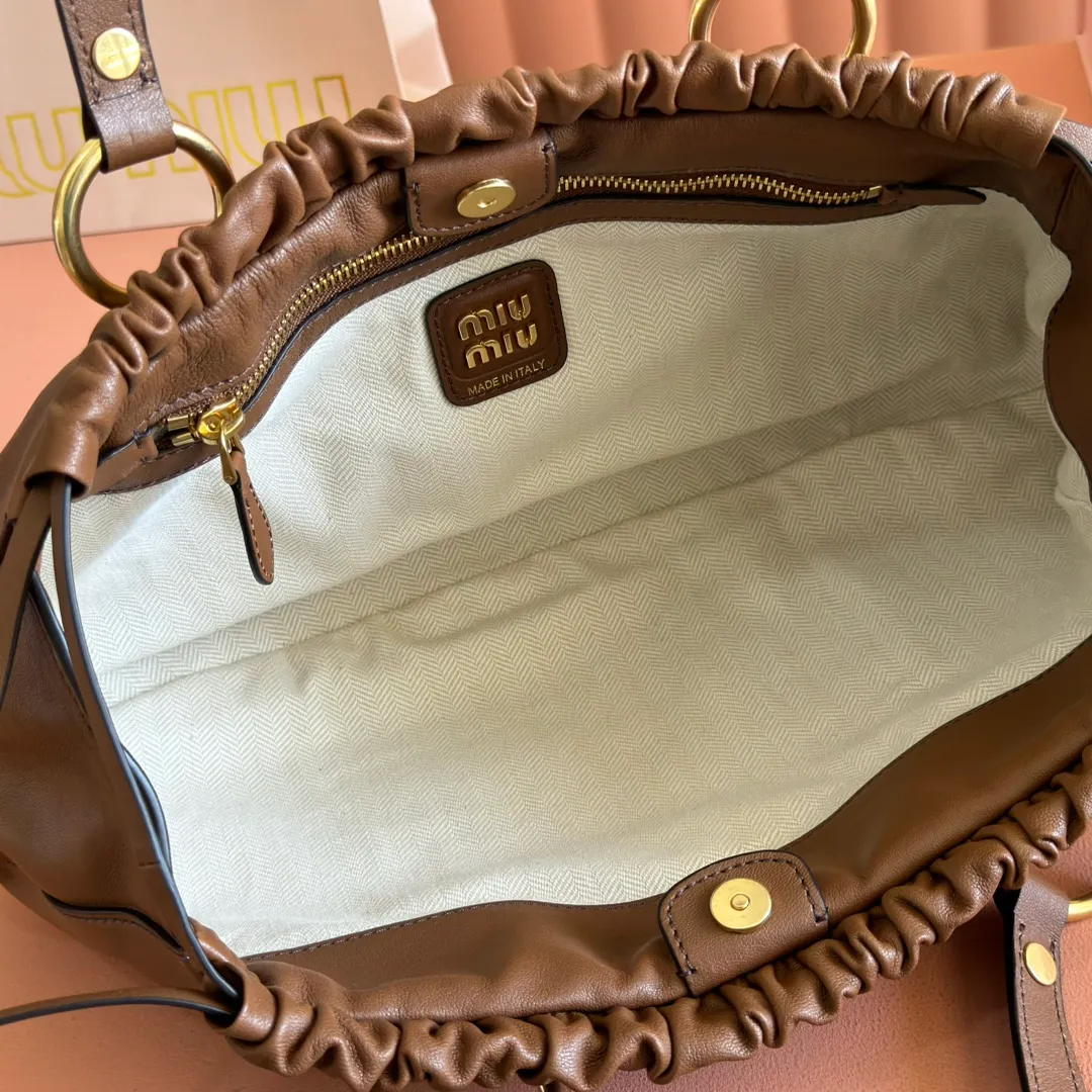 p2000💋💋💋【Premium Hardware Original Leather】Joke Nappa Sheep Leather Handbag/Shoulder Bag~Brown The new Joie is made of Nappa sheep leather and decorated with exquisite pendants and letter logos to increase brand recognition. Size: W44×H16×D10.5cm Number: _5BG289