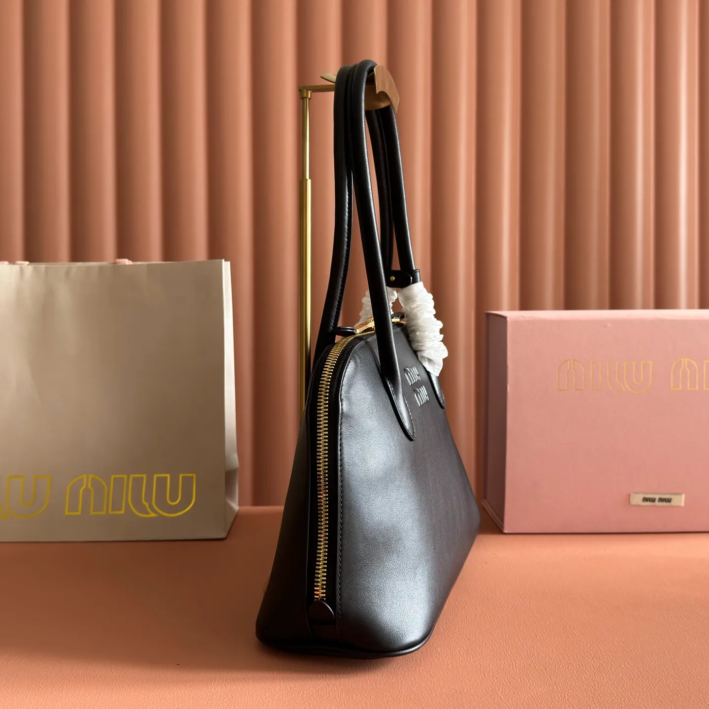 p1860💋💋💋【Original configuration counter full set packaging】New shell bag, simple design continues Miu’s lazy American old money style, using top imported calfskin, high-end and soft texture, and the curvature design on both sides is more stylish. The tote becomes larger in seconds when the zipper is opened. The long handle design is more practical and can be carried under the armpit. The shape is simple and casual, and the capacity is large. It is an excellent choice for commuting to work and shopping. The interior is made of brand new linen and is equipped with zipper pockets. Model: 5ba289 Size: 38 X 27 X 16