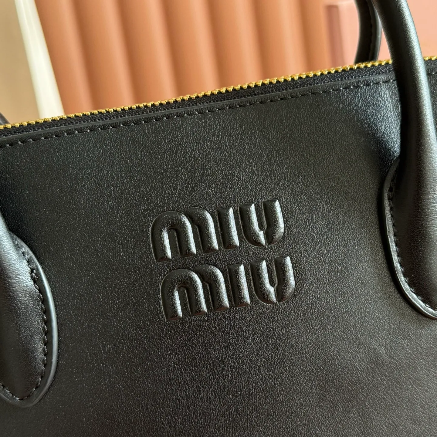 p1860💋💋💋【Original configuration counter full set packaging】New shell bag, simple design continues Miu’s lazy American old money style, using top imported calfskin, high-end and soft texture, and the curvature design on both sides is more stylish. The tote becomes larger in seconds when the zipper is opened. The long handle design is more practical and can be carried under the armpit. The shape is simple and casual, and the capacity is large. It is an excellent choice for commuting to work and shopping. The interior is made of brand new linen and is equipped with zipper pockets. Model: 5ba289 Size: 38 X 27 X 16