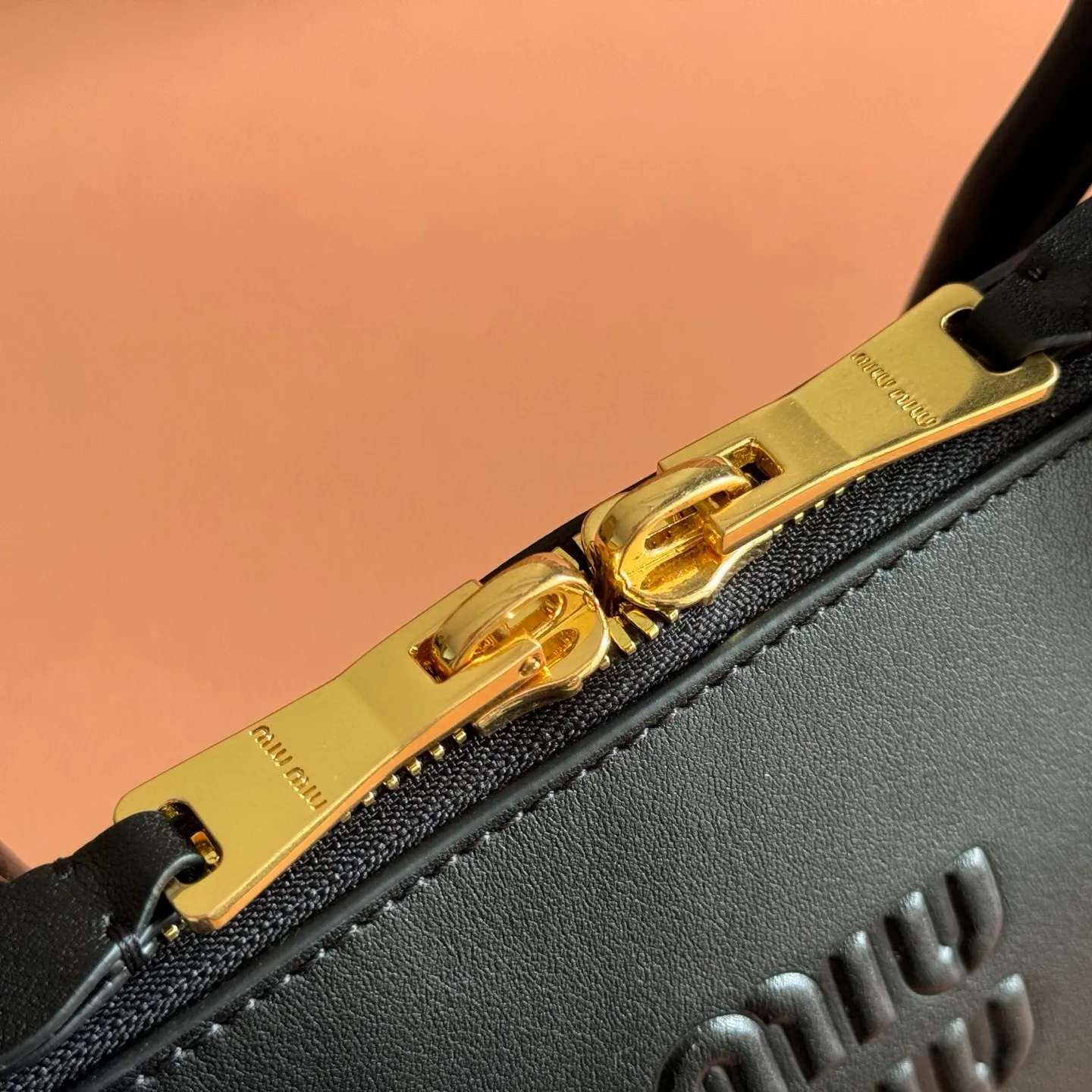 p1860💋💋💋【Original configuration counter full set packaging】New shell bag, simple design continues Miu’s lazy American old money style, using top imported calfskin, high-end and soft texture, and the curvature design on both sides is more stylish. The tote becomes larger in seconds when the zipper is opened. The long handle design is more practical and can be carried under the armpit. The shape is simple and casual, and the capacity is large. It is an excellent choice for commuting to work and shopping. The interior is made of brand new linen and is equipped with zipper pockets. Model: 5ba289 Size: 38 X 27 X 16