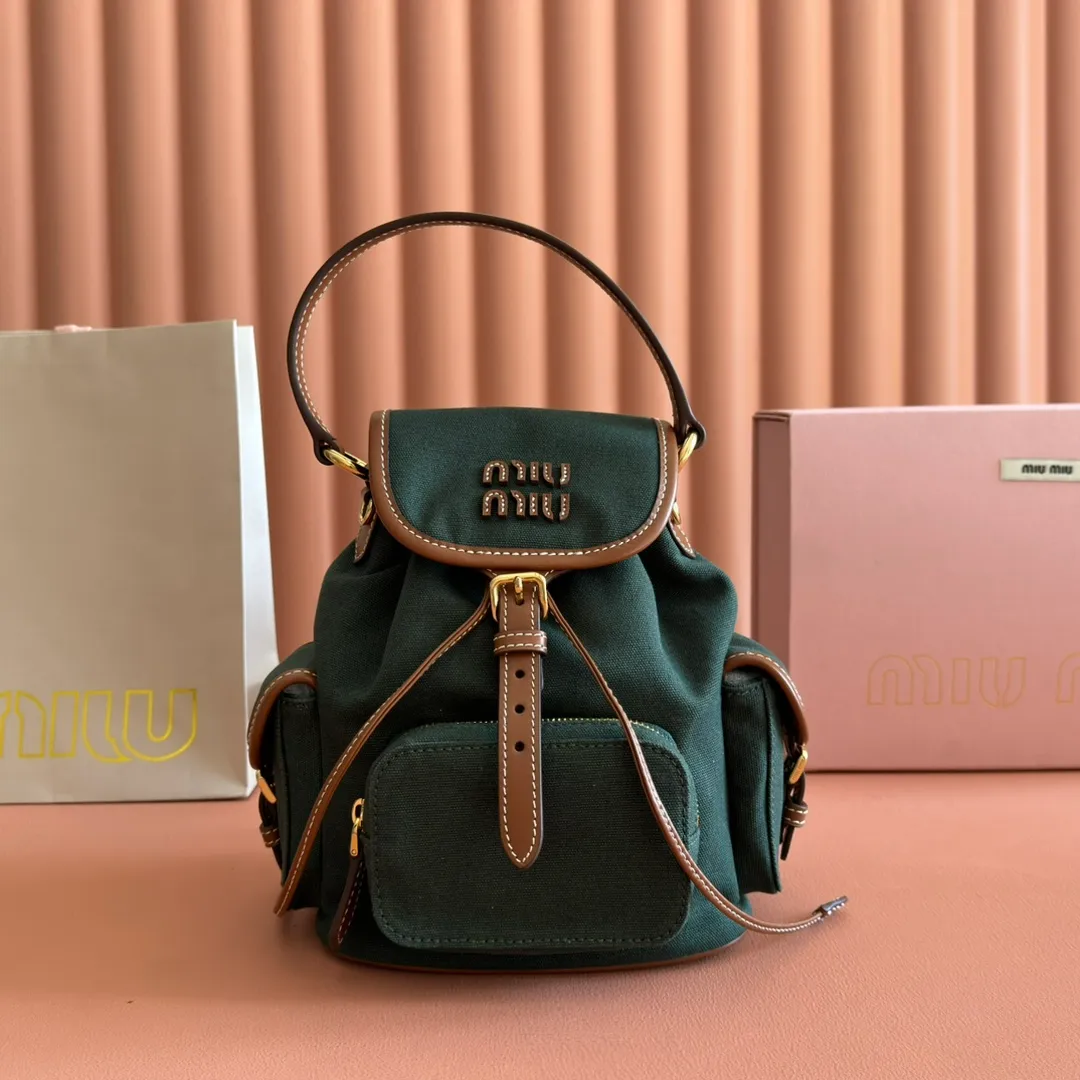 p1660. 💋💋💋【Configured with full package at counter】MIU Home new product college style backpack, the perfect combination of canvas and imported calfskin, thick wear-resistant linen blend lining, adopts a casual design style, fashionable, simple and advanced, combined with exquisite handcrafts, adds multiple pocket storage, shoulder straps and hand bags can be freely converted, greatly It improves the practicality. It is simply a tool for hanging. It can be worn with jeans, shirts or various casual sportswear. It is a very good item to wear, especially the capacity is large enough and it is light and easy to use. I sincerely recommend it. Model: 5bz043, size 22X18X11.5cm