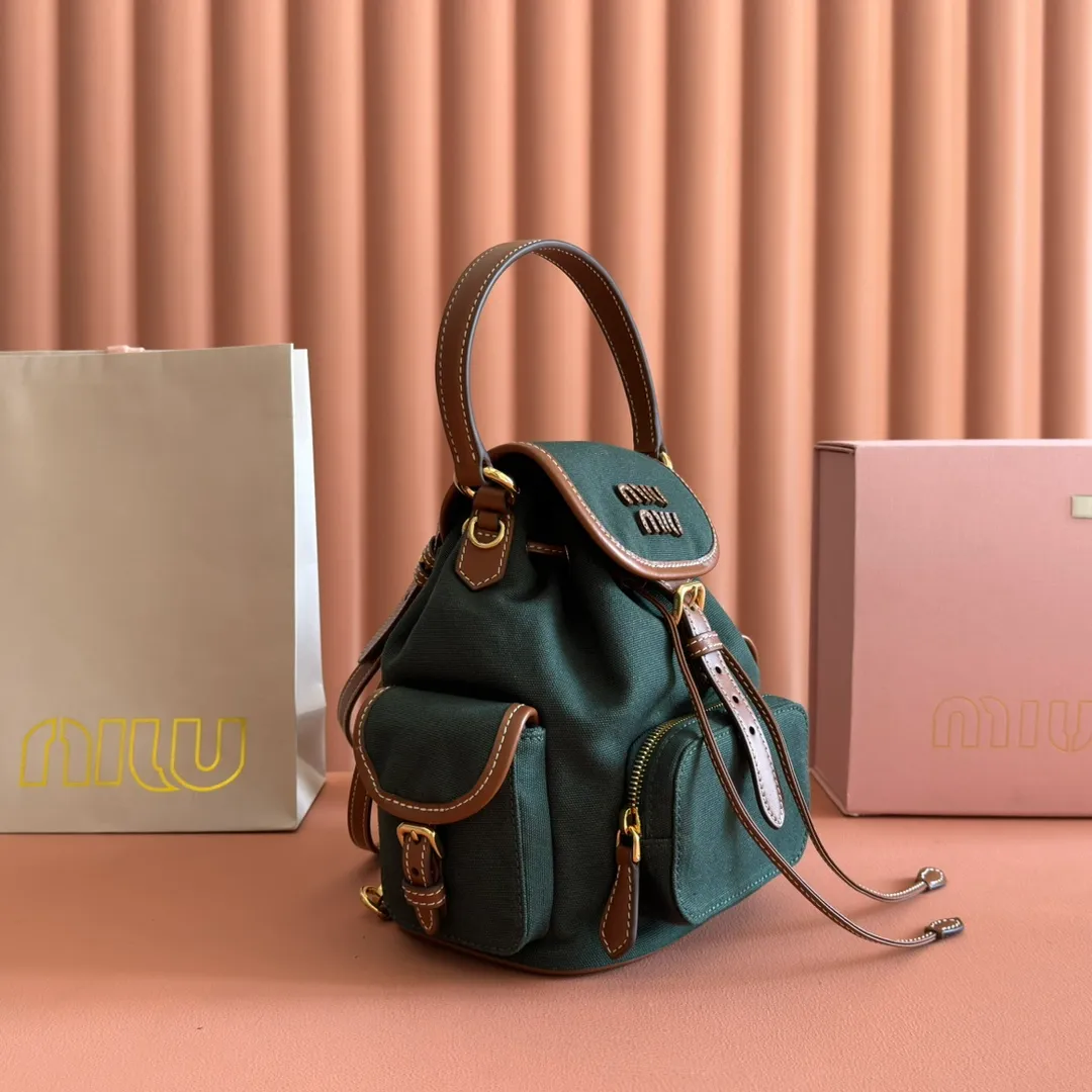 p1660. 💋💋💋【Configured with full package at counter】MIU Home new product college style backpack, the perfect combination of canvas and imported calfskin, thick wear-resistant linen blend lining, adopts a casual design style, fashionable, simple and advanced, combined with exquisite handcrafts, adds multiple pocket storage, shoulder straps and hand bags can be freely converted, greatly It improves the practicality. It is simply a tool for hanging. It can be worn with jeans, shirts or various casual sportswear. It is a very good item to wear, especially the capacity is large enough and it is light and easy to use. I sincerely recommend it. Model: 5bz043, size 22X18X11.5cm