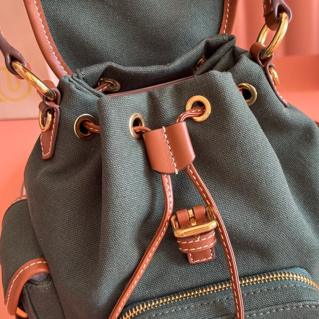 p1660. 💋💋💋【Configured with full package at counter】MIU Home new product college style backpack, the perfect combination of canvas and imported calfskin, thick wear-resistant linen blend lining, adopts a casual design style, fashionable, simple and advanced, combined with exquisite handcrafts, adds multiple pocket storage, shoulder straps and hand bags can be freely converted, greatly It improves the practicality. It is simply a tool for hanging. It can be worn with jeans, shirts or various casual sportswear. It is a very good item to wear, especially the capacity is large enough and it is light and easy to use. I sincerely recommend it. Model: 5bz043, size 22X18X11.5cm