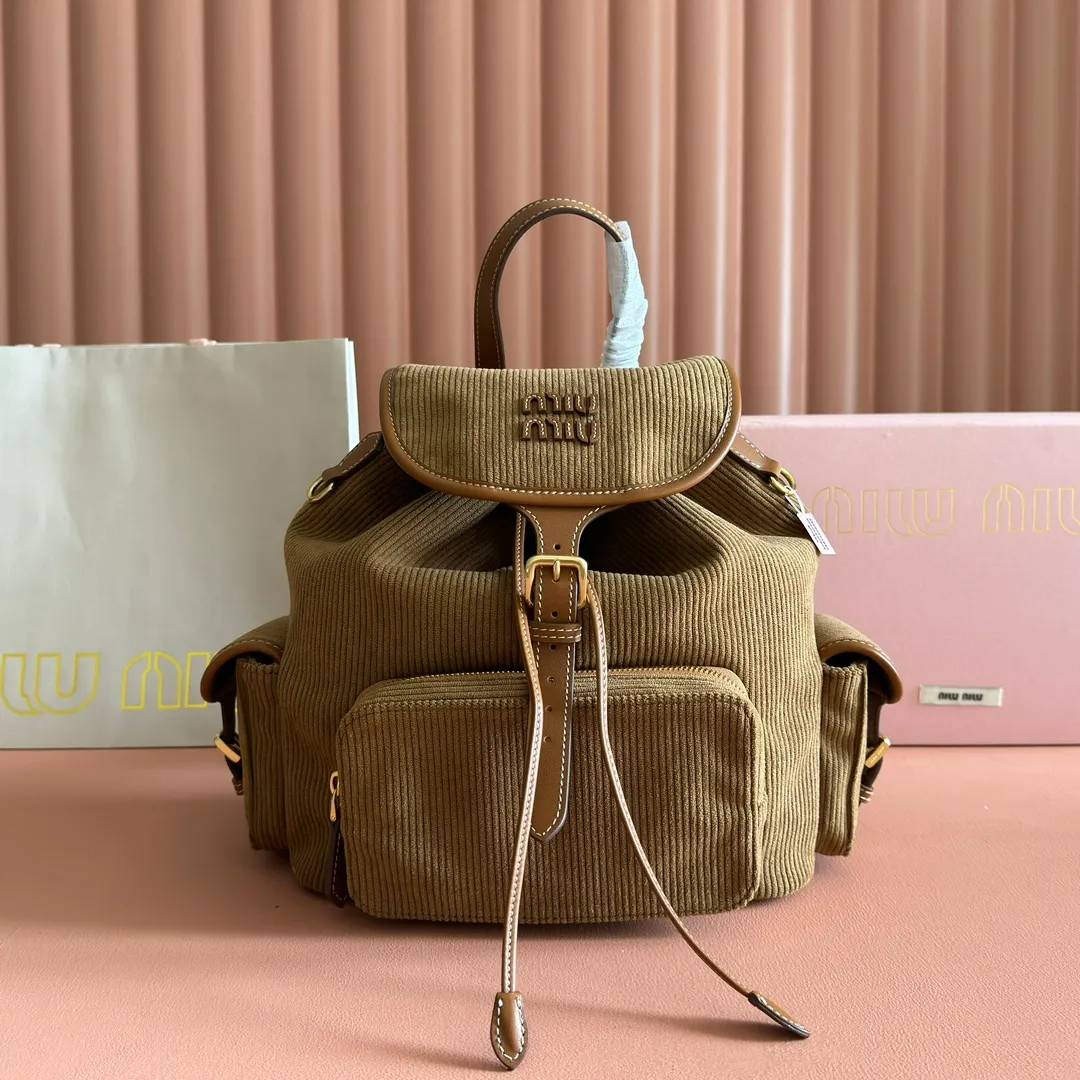 p1700. 💋💋💋【Configured with full package at counter】MIU Home new product college style backpack, the perfect combination of corduroy and imported calfskin, thick wear-resistant linen blend lining, adopts a casual design style, fashionable, simple and advanced, combined with exquisite handcrafts, adding multiple pockets for storage, the shoulder strap and hand bag can be freely converted, extremely It greatly improves the practicality. It is simply a tool for hanging. It can be worn with jeans, shirts or various casual sportswear. It is a very good item to wear, especially the capacity is large enough and light and easy to use. I highly recommend it. Model: 5bz043, size 22X18X11.5cm