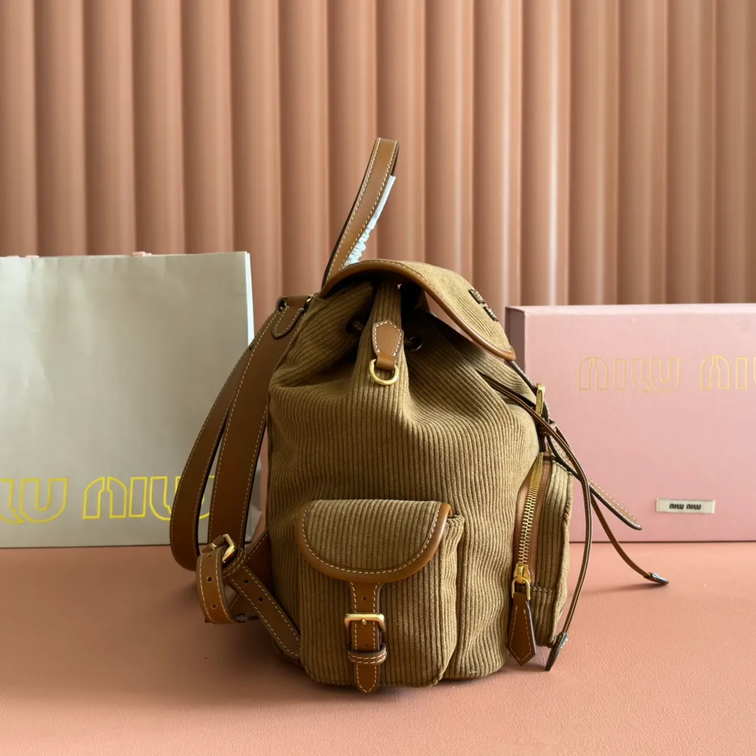 p1700. 💋💋💋【Configured with full package at counter】MIU Home new product college style backpack, the perfect combination of corduroy and imported calfskin, thick wear-resistant linen blend lining, adopts a casual design style, fashionable, simple and advanced, combined with exquisite handcrafts, adding multiple pockets for storage, the shoulder strap and hand bag can be freely converted, extremely It greatly improves the practicality. It is simply a tool for hanging. It can be worn with jeans, shirts or various casual sportswear. It is a very good item to wear, especially the capacity is large enough and light and easy to use. I highly recommend it. Model: 5bz043, size 22X18X11.5cm