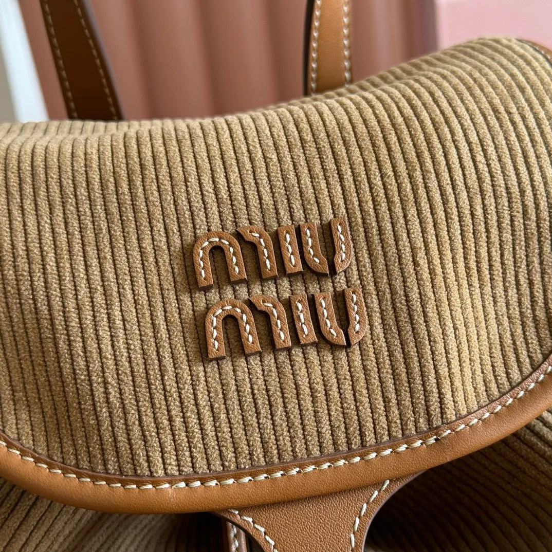 p1700. 💋💋💋【Configured with full package at counter】MIU Home new product college style backpack, the perfect combination of corduroy and imported calfskin, thick wear-resistant linen blend lining, adopts a casual design style, fashionable, simple and advanced, combined with exquisite handcrafts, adding multiple pockets for storage, the shoulder strap and hand bag can be freely converted, extremely It greatly improves the practicality. It is simply a tool for hanging. It can be worn with jeans, shirts or various casual sportswear. It is a very good item to wear, especially the capacity is large enough and light and easy to use. I highly recommend it. Model: 5bz043, size 22X18X11.5cm