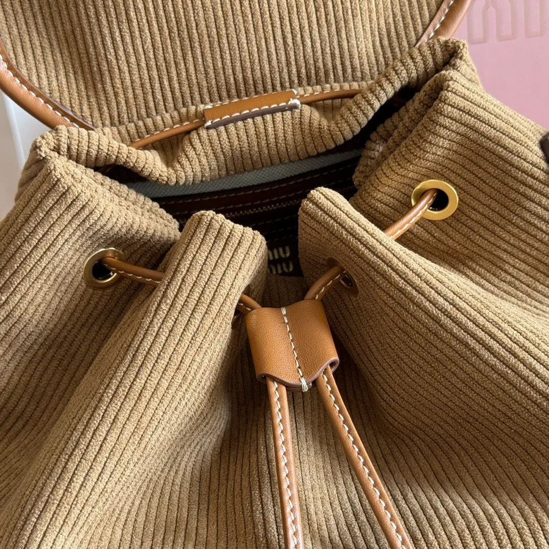 p1700. 💋💋💋【Configured with full package at counter】MIU Home new product college style backpack, the perfect combination of corduroy and imported calfskin, thick wear-resistant linen blend lining, adopts a casual design style, fashionable, simple and advanced, combined with exquisite handcrafts, adding multiple pockets for storage, the shoulder strap and hand bag can be freely converted, extremely It greatly improves the practicality. It is simply a tool for hanging. It can be worn with jeans, shirts or various casual sportswear. It is a very good item to wear, especially the capacity is large enough and light and easy to use. I highly recommend it. Model: 5bz043, size 22X18X11.5cm
