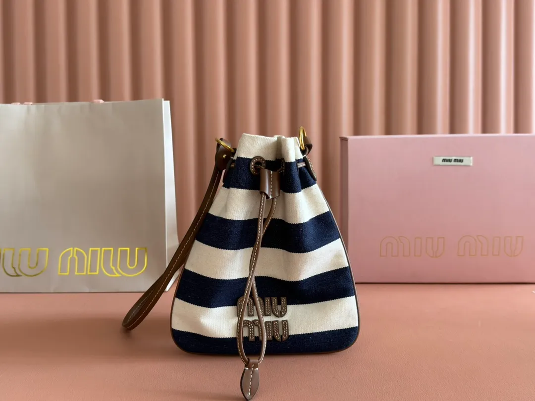 p960💋💋💋 [Configured with full set of counter packaging] 5ND016 new lucky bag striped bag, custom-made raffia imported from Japan, non-common PP grass on the market, the material is the same, the overall bag is small and exquisite, with a leather shoulder strap for better practicality, it can be carried in the hand or under the armpit when going out in summer, size: 20 X 23 cm