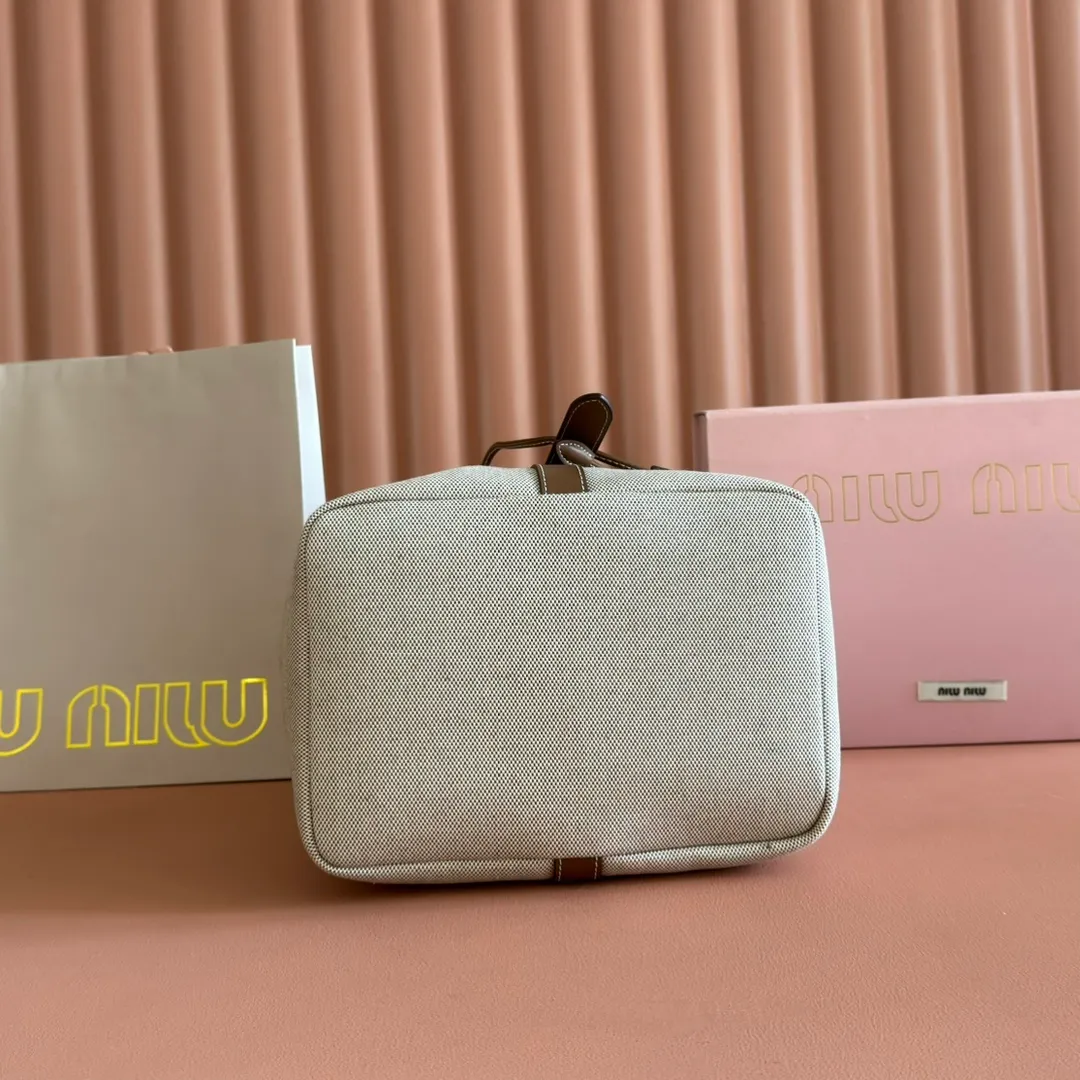 p1400💋💋💋【Full set of counter packaging】5BE089 Canvas Bucket Bag This canvas and leather bucket bag from Miu family is intertwined with contrasting materials and colors, highlighting its unique design features. The letter logo adds a unique personality to the design of this bag. Adjustable leather handles Gold-plated hardware Leather letter logo on front Leather drawstring closure Linen fabric lining Model: 5BE089 Dimensions: Height 29cm Width 17cm Length 23cm