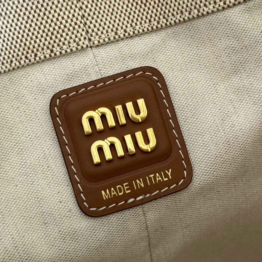p1400💋💋💋【Full set of counter packaging】5BE089 Canvas Bucket Bag This canvas and leather bucket bag from Miu family is intertwined with contrasting materials and colors, highlighting its unique design features. The letter logo adds a unique personality to the design of this bag. Adjustable leather handles Gold-plated hardware Leather letter logo on front Leather drawstring closure Linen fabric lining Model: 5BE089 Dimensions: Height 29cm Width 17cm Length 23cm