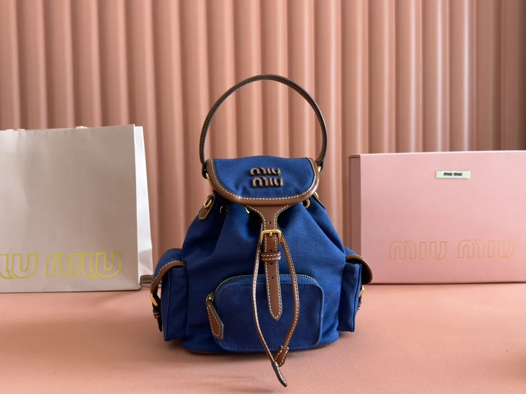 p1560. 💋💋💋【Configured with full package at counter】MIU Home new product college style backpack, the perfect combination of canvas and imported calfskin, thick wear-resistant linen blend lining, adopts a casual design style, fashionable, simple and advanced, combined with exquisite handcrafts, adds multiple pocket storage, shoulder straps and hand bags can be freely converted, greatly It improves the practicality. It is simply a tool for hanging. It can be worn with jeans, shirts or various casual sportswear. It is a very good item to wear, especially the capacity is large enough and it is light and easy to use. I sincerely recommend it. Model: 5bz043, size 22X18X11.5cm