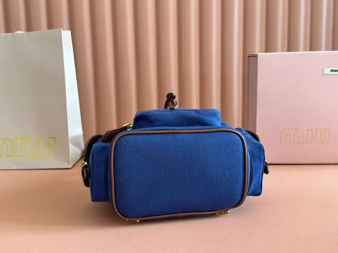 p1560. 💋💋💋【Configured with full package at counter】MIU Home new product college style backpack, the perfect combination of canvas and imported calfskin, thick wear-resistant linen blend lining, adopts a casual design style, fashionable, simple and advanced, combined with exquisite handcrafts, adds multiple pocket storage, shoulder straps and hand bags can be freely converted, greatly It improves the practicality. It is simply a tool for hanging. It can be worn with jeans, shirts or various casual sportswear. It is a very good item to wear, especially the capacity is large enough and it is light and easy to use. I sincerely recommend it. Model: 5bz043, size 22X18X11.5cm