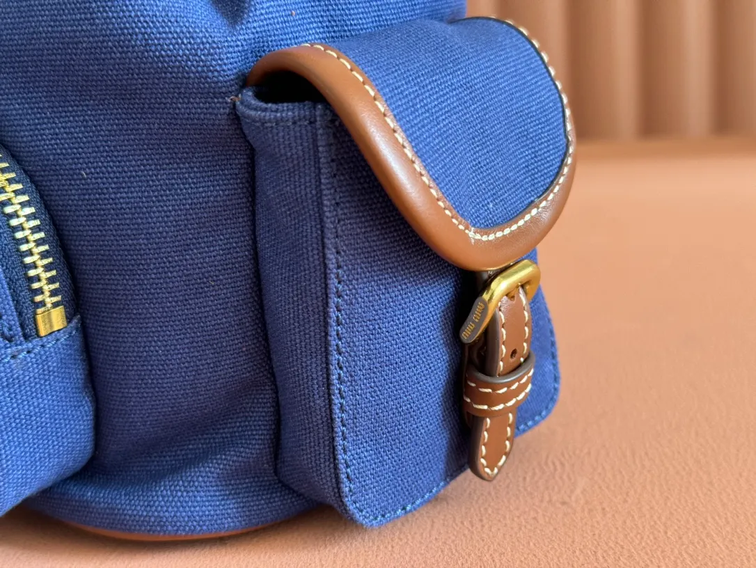 p1560. 💋💋💋【Configured with full package at counter】MIU Home new product college style backpack, the perfect combination of canvas and imported calfskin, thick wear-resistant linen blend lining, adopts a casual design style, fashionable, simple and advanced, combined with exquisite handcrafts, adds multiple pocket storage, shoulder straps and hand bags can be freely converted, greatly It improves the practicality. It is simply a tool for hanging. It can be worn with jeans, shirts or various casual sportswear. It is a very good item to wear, especially the capacity is large enough and it is light and easy to use. I sincerely recommend it. Model: 5bz043, size 22X18X11.5cm