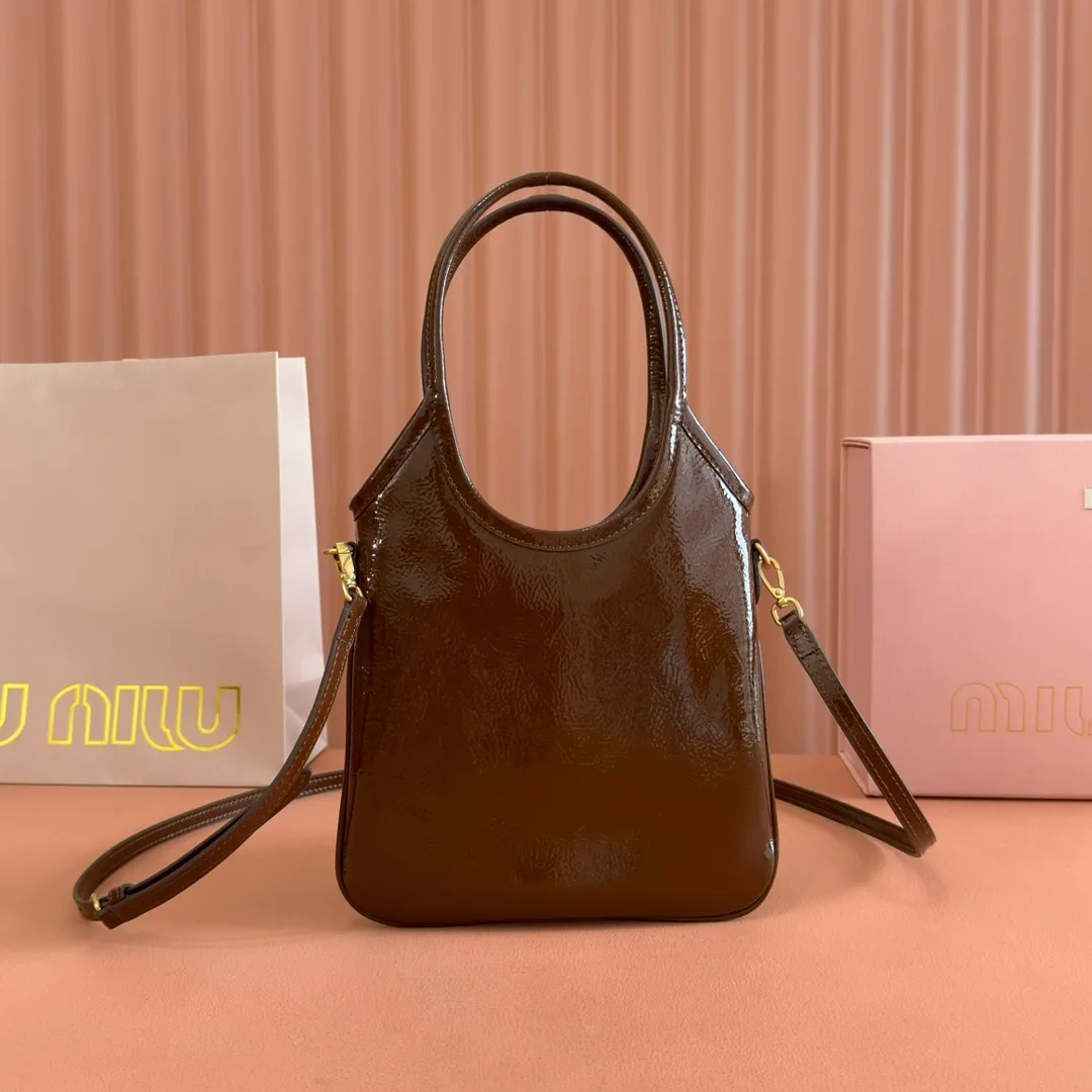 p1260. 💋💋💋【Full set of packaging at the counter】M's new mini tote bag, the new size is small and cute, highly adaptable, fashionable, chic and versatile, with exquisite details. The classic embossed letter logo adds a unique style and recognition, continuing the Miu retro style, casual and easy. It is equipped with a detachable and adjustable leather long shoulder strap, which can be carried on the shoulder or crossbody for better practicality. Satin lining, with patch pocket. Model: 5BA281. Size: 20cmx24cm. Color: waxed patent leather brown/original leather. Made in Italy