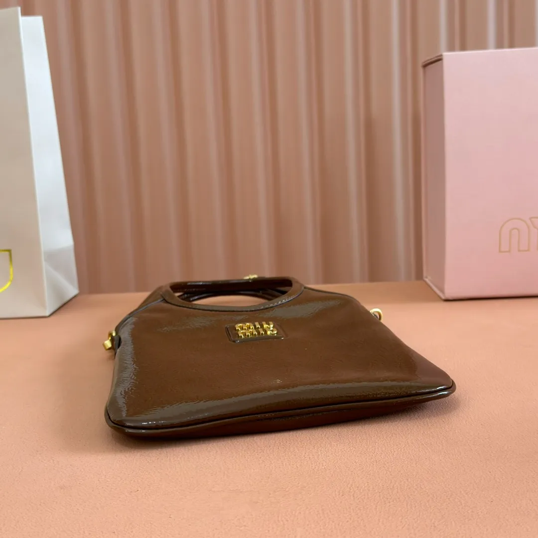 p1260. 💋💋💋【Full set of packaging at the counter】M's new mini tote bag, the new size is small and cute, highly adaptable, fashionable, chic and versatile, with exquisite details. The classic embossed letter logo adds a unique style and recognition, continuing the Miu retro style, casual and easy. It is equipped with a detachable and adjustable leather long shoulder strap, which can be carried on the shoulder or crossbody for better practicality. Satin lining, with patch pocket. Model: 5BA281. Size: 20cmx24cm. Color: waxed patent leather brown/original leather. Made in Italy