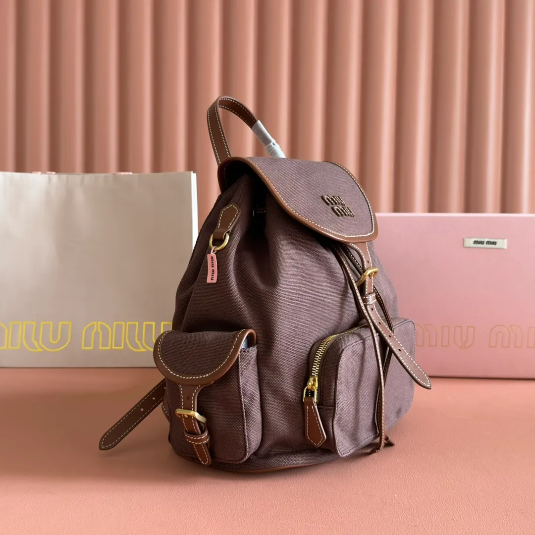 p1660. 💋💋💋【Configured with full package at counter】MIU Home new product college style backpack, the perfect combination of canvas and imported calfskin, thick wear-resistant linen blend lining, adopts a casual design style, fashionable, simple and advanced, combined with exquisite handcrafts, adding multiple pockets for storage, the shoulder strap and hand bag can be freely converted, which is a great convenience Improved practicality, it is simply a tool for dressing. It can be worn with jeans, shirts or various casual sportswear. It is a very good item to wear, especially the capacity is large enough and it is light and easy to use. I highly recommend it. Model: 5bz042, size 29.5x25x12.5cm