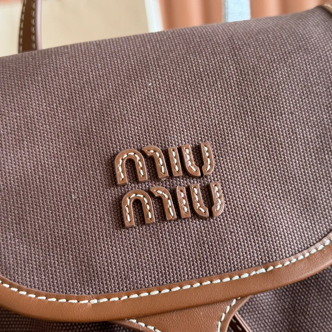 p1660. 💋💋💋【Configured with full package at counter】MIU Home new product college style backpack, the perfect combination of canvas and imported calfskin, thick wear-resistant linen blend lining, adopts a casual design style, fashionable, simple and advanced, combined with exquisite handcrafts, adding multiple pockets for storage, the shoulder strap and hand bag can be freely converted, which is a great convenience Improved practicality, it is simply a tool for dressing. It can be worn with jeans, shirts or various casual sportswear. It is a very good item to wear, especially the capacity is large enough and it is light and easy to use. I highly recommend it. Model: 5bz042, size 29.5x25x12.5cm