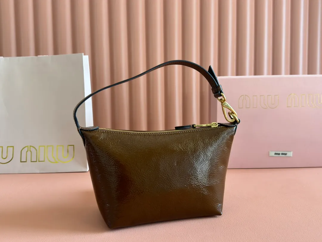 p1260💋💋💋【Full set of packaging at the counter】5NE841, new oil wax patent leather lunch box bag, unique ice crack texture, iconic Miu amount logo on the front, cotton lining, ultra-light, large capacity, looks good no matter how you wear it, suitable for all seasons, size: bottom length 19cm, opening width 25.5cm, height 14cm, bottom width 10cm