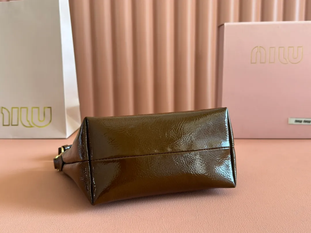 p1260💋💋💋【Full set of packaging at the counter】5NE841, new oil wax patent leather lunch box bag, unique ice crack texture, iconic Miu amount logo on the front, cotton lining, ultra-light, large capacity, looks good no matter how you wear it, suitable for all seasons, size: bottom length 19cm, opening width 25.5cm, height 14cm, bottom width 10cm